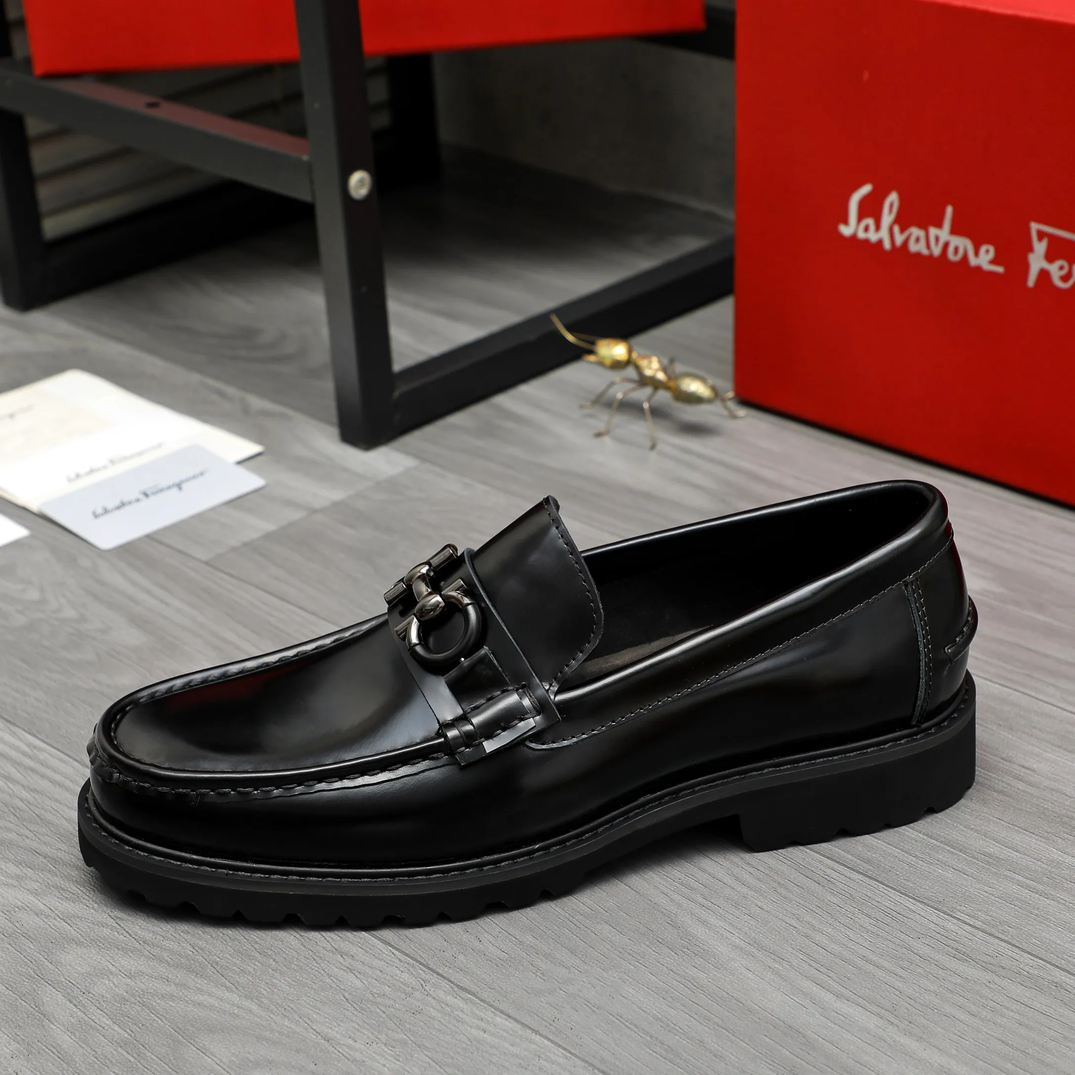 Men's shoes 💰442 Product trademark: Ferragamo "Ferragamo" business formal leather shoes Regular size: 38-46 (45.46 custom-made and non-returnable) Product materials: Selected pearlescent cowhide upper, cowhide lining, non-slip rubber outsole